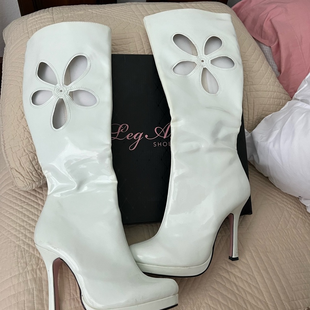 💕 Vintage Leg Avenue Glossy White Heeled Boots - Size 8 👢